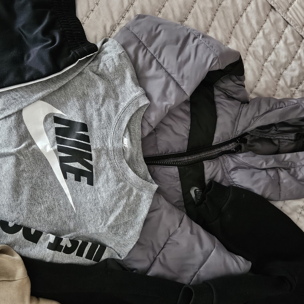 Nike Sweatshirt and Joggers Set - Picture 2 of 6